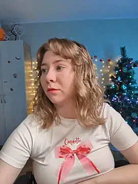 Snapshot of D0nna_ chatting on 12/20/25, 12:24 D0nna online show from 12/20/25, 12:24