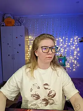 Snapshot of D0nna_ chatting on 04/13/26, 10:58 D0nna online show from 04/13/26, 10:58