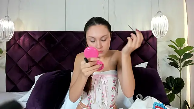 Snapshot of LindsyCater chatting on 12/18/25, 11:47 LindsyCater online show from 12/18/25, 11:47