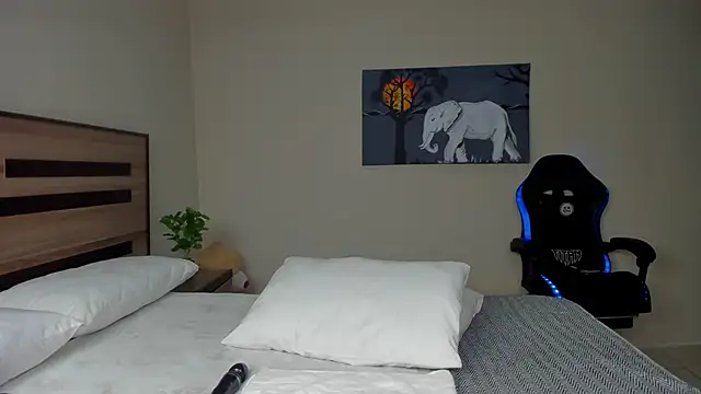 Renee-18 online show from 11/19/25, 05:40