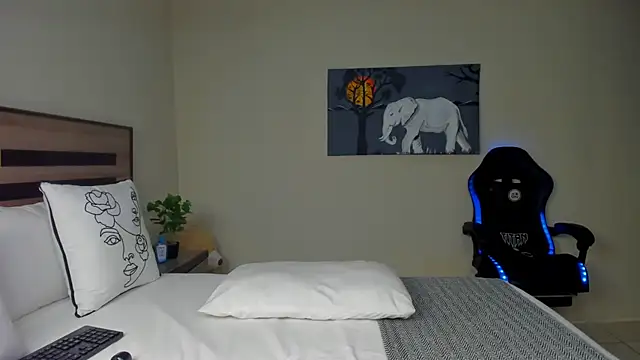 Renee-18 online show from 11/11/25, 03:45