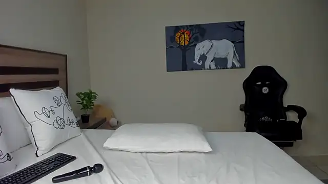 Renee-18 online show from 10/13/25, 03:41