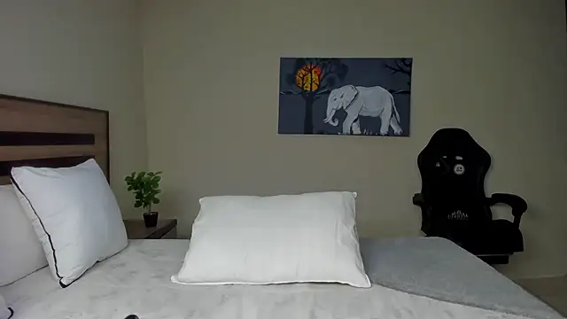 Renee-18 online show from 09/15/25, 10:32