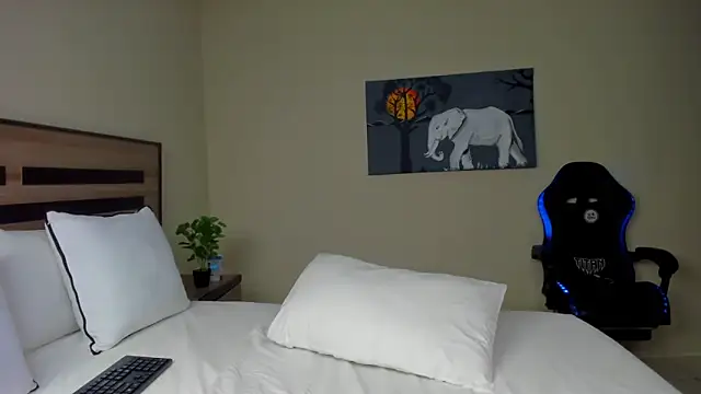 Renee-18 online show from 11/05/25, 12:36