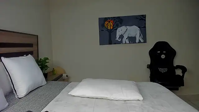 Renee-18 online show from 11/26/25, 10:54