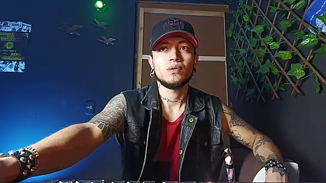 Snapshot of Dicaprioo_ chatting on 11/15/25, 04:16 Dicaprioo online show from 11/15/25, 04:16