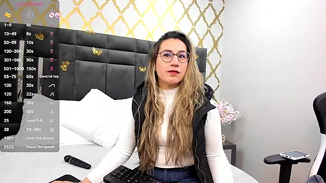 Snapshot of RubbyTaylor chatting on 10/17/25, 02:19 RubbyTaylor online show from 10/17/25, 02:19
