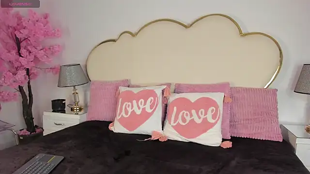 CahitlinBell online show from 11/25/25, 05:41