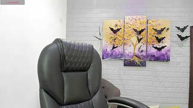  alaiasmile  online show from 10/31/25, 04:14