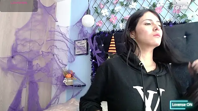 Snapshot of evatits_1 chatting on 10/21/25, 12:04 evatits 1 online show from 10/21/25, 12:04