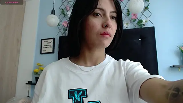 Snapshot of evatits_1 chatting on 12/14/25, 01:28 evatits 1 online show from 12/14/25, 01:28