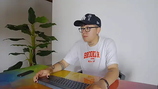 Snapshot of alex_noa chatting on 11/20/25, 05:57 alex noa online show from 11/20/25, 05:57