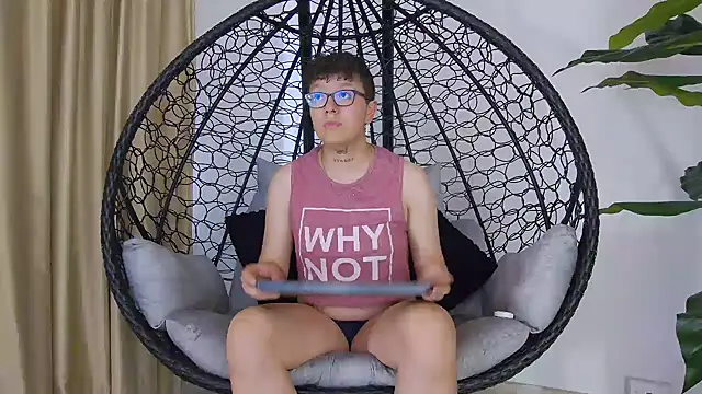 Snapshot of alex_noa chatting on 10/27/25, 07:15 alex noa online show from 10/27/25, 07:15