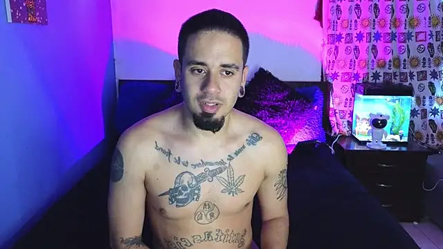 Snapshot of tony_and_sophia chatting on 10/22/25, 11:09 tony and sophia online show from 10/22/25, 11:09