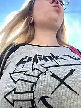 Snapshot of Teya_moon_ chatting on 03/13/25, 10:47 Teya moon  online show from 03/13/25, 10:47