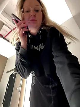 Snapshot of Teya_moon_ chatting on 09/24/25, 12:55 Teya moon  online show from 09/24/25, 12:55