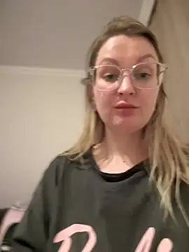 Snapshot of Teya_moon_ chatting on 03/19/25, 10:09 Teya moon  online show from 03/19/25, 10:09