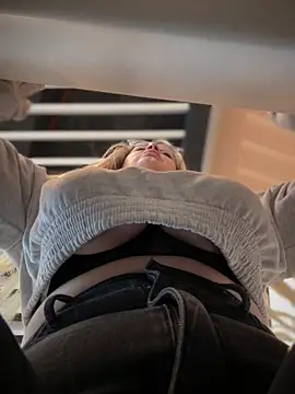 Snapshot of Teya_moon_ chatting on 01/22/25, 11:12 Teya moon  online show from 01/22/25, 11:12