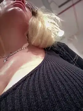 Snapshot of Teya_moon_ chatting on 02/27/25, 11:28 Teya moon  online show from 02/27/25, 11:28