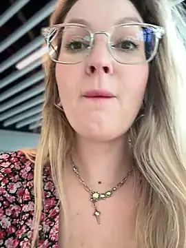 Snapshot of Teya_moon_ chatting on 03/17/25, 11:00 Teya moon  online show from 03/17/25, 11:00