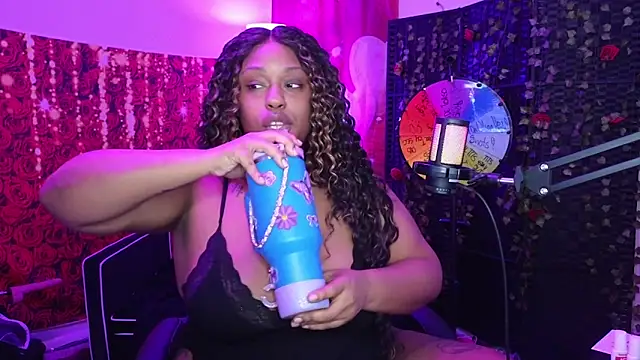 Snapshot of cheriserozequeen chatting on 02/21/26, 10:01 cheriserozequeen online show from 02/21/26, 10:01