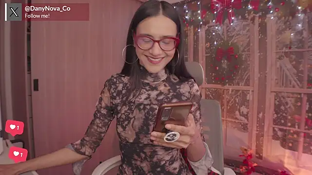 Snapshot of DanyNova_Co chatting on 12/17/25, 01:05 DanyNova Co online show from 12/17/25, 01:05