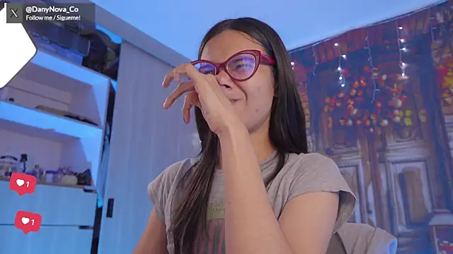 Snapshot of DanyNova_Co chatting on 10/19/25, 09:17 DanyNova Co online show from 10/19/25, 09:17