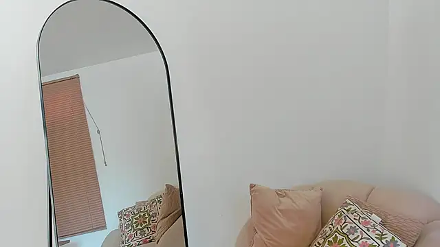 Snapshot of SofiMeza chatting on 09/11/25, 02:06 SofiMeza online show from 09/11/25, 02:06