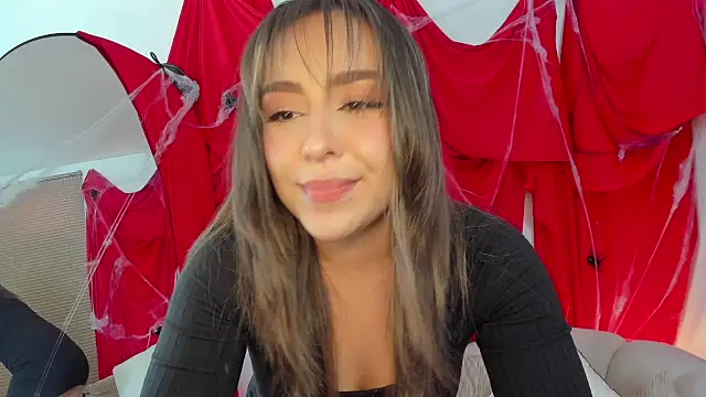 Snapshot of SofiMeza chatting on 10/28/25, 03:33 SofiMeza online show from 10/28/25, 03:33