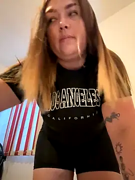 Snapshot of Sofia_Queen17 chatting on 10/25/25, 01:05 Sofia Queen17 online show from 10/25/25, 01:05