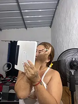 Snapshot of Sofia_Queen17 chatting on 10/05/25, 10:28 Sofia Queen17 online show from 10/05/25, 10:28