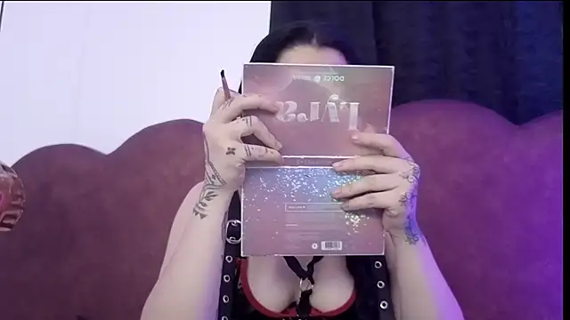 Snapshot of sophy_rock chatting on 04/17/26, 03:37 sophy rock online show from 04/17/26, 03:37