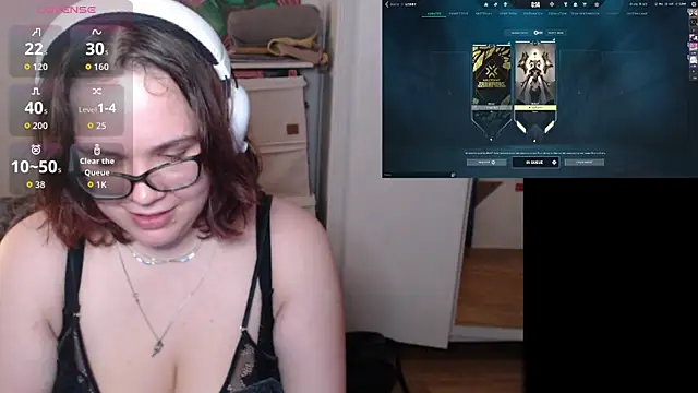Snapshot of playvalorantwithmenow chatting on 10/31/25, 01:35 playvalorantwithmenow online show from 10/31/25, 01:35
