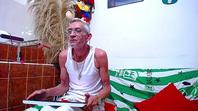 Snapshot of Leon_hot_X chatting on 03/13/25, 02:55 Leon hot X online show from 03/13/25, 02:55
