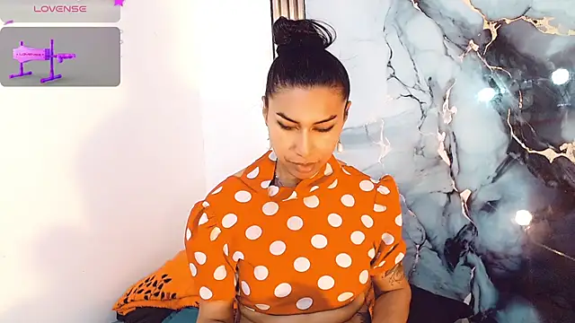 khiara moretti online show from 11/25/25, 11:43