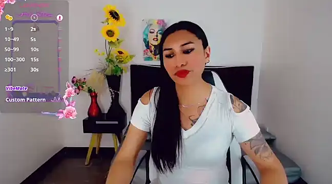 Snapshot of khiara_moretti chatting on 03/18/25, 02:50 khiara moretti online show from 03/18/25, 02:50