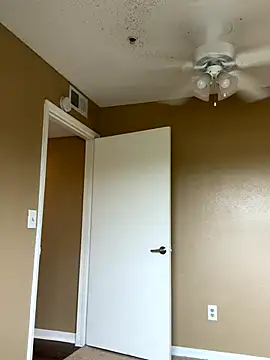 christian0009 online show from 12/18/25, 04:44