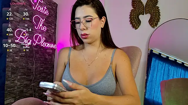 Snapshot of Skarlet219 chatting on 02/06/26, 04:03 Skarlet219 online show from 02/06/26, 04:03