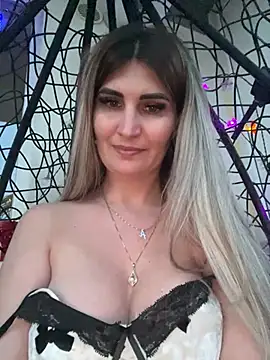 Snapshot of EvelynFrances chatting on 03/12/25, 04:35 EvelynFrances online show from 03/12/25, 04:35