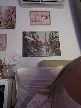 Snapshot of EvelynFrances chatting on 02/15/25, 06:44 EvelynFrances online show from 02/15/25, 06:44