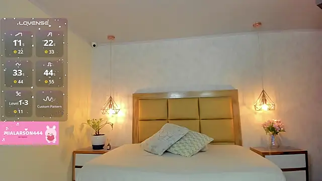 Snapshot of LARSONMIA chatting on 10/02/25, 12:19 LARSONMIA online show from 10/02/25, 12:19