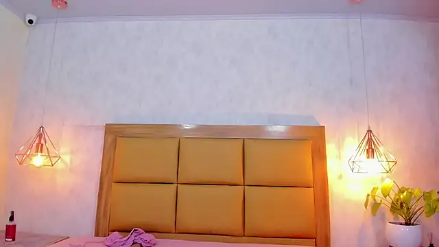 Snapshot of LARSONMIA chatting on 03/18/25, 03:12 LARSONMIA online show from 03/18/25, 03:12