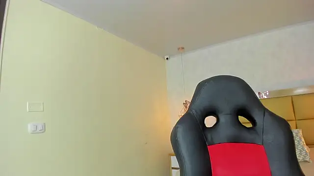 Snapshot of LARSONMIA chatting on 09/11/25, 12:16 LARSONMIA online show from 09/11/25, 12:16