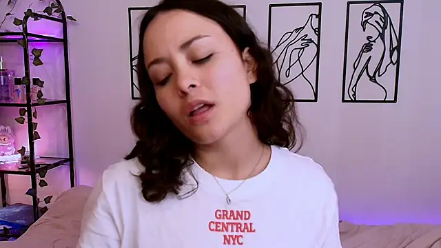 Megan Rodrigo online show from 10/12/25, 07:04