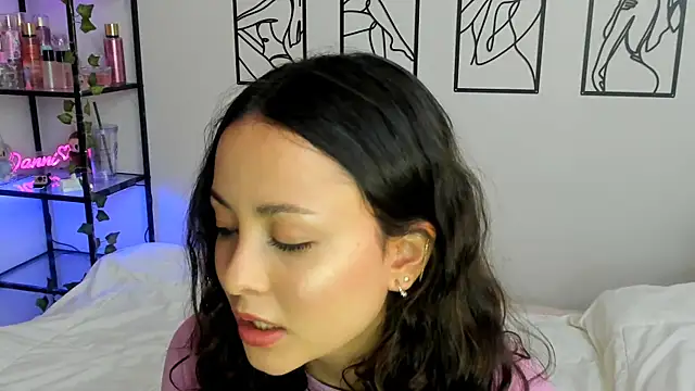 Megan Rodrigo online show from 09/28/25, 08:05