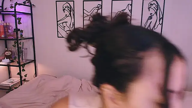 Megan Rodrigo online show from 10/20/25, 07:03