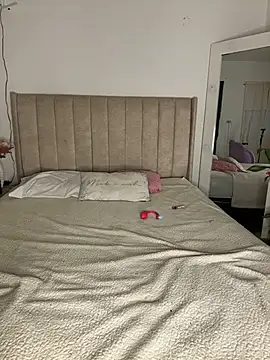 Roxanne 08 online show from 12/22/25, 11:05