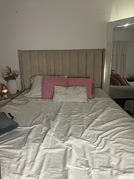 Roxanne 08 online show from 12/18/25, 12:05