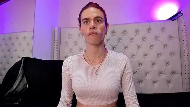 Snapshot of BritannySmith19 chatting on 12/18/25, 04:33 BritannySmith19 online show from 12/18/25, 04:33