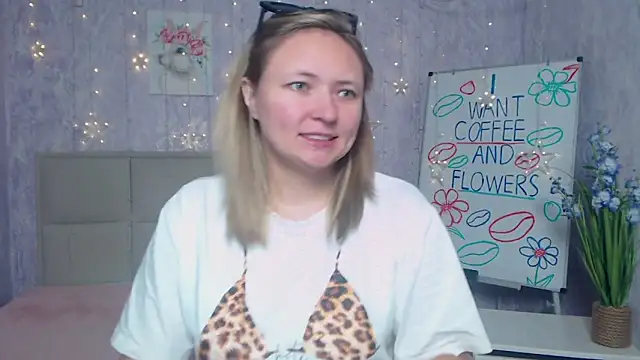 Snapshot of SallyVerda chatting on 09/13/25, 05:02 SallyVerda online show from 09/13/25, 05:02